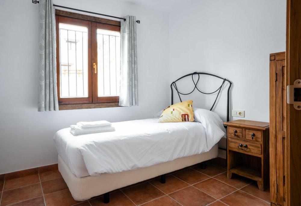 Hostal Antiguo Hospital Linares de Mora Exterior photo