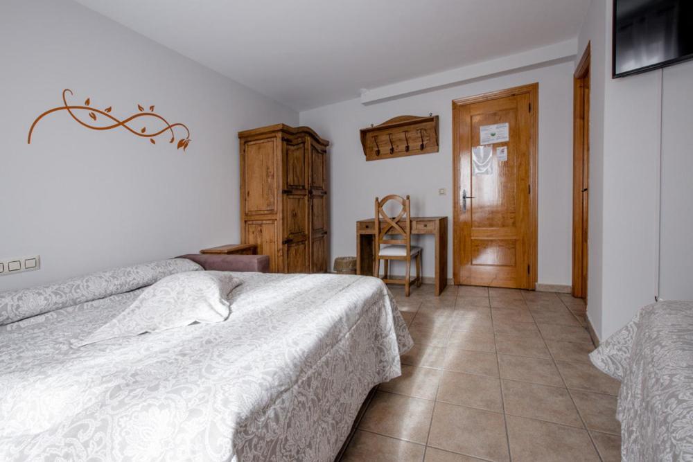 Hostal Antiguo Hospital Linares de Mora Exterior photo