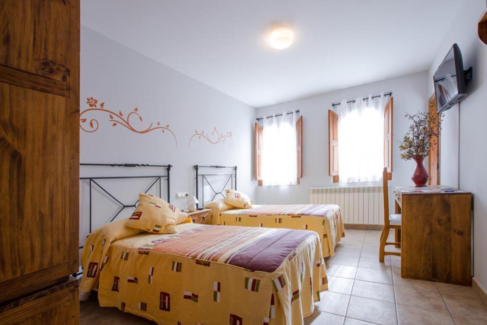 Hostal Antiguo Hospital Linares de Mora Exterior photo