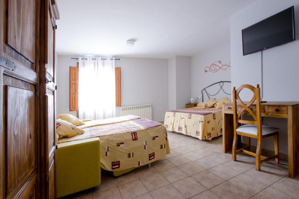 Hostal Antiguo Hospital Linares de Mora Exterior photo