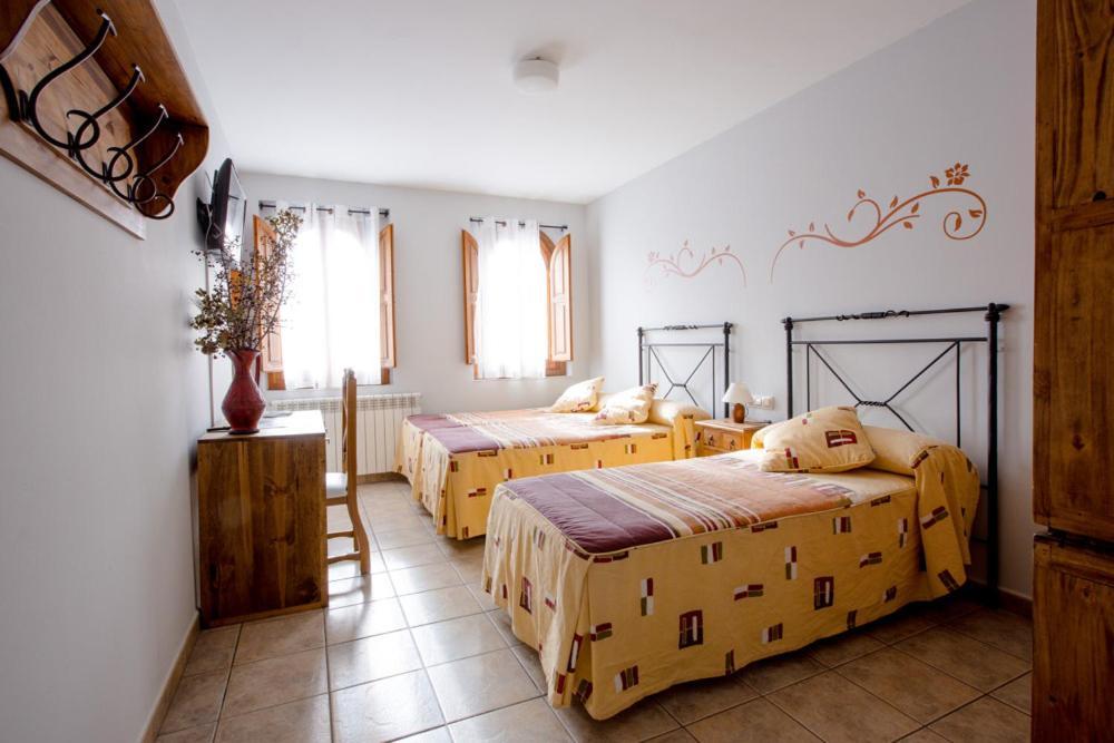 Hostal Antiguo Hospital Linares de Mora Exterior photo